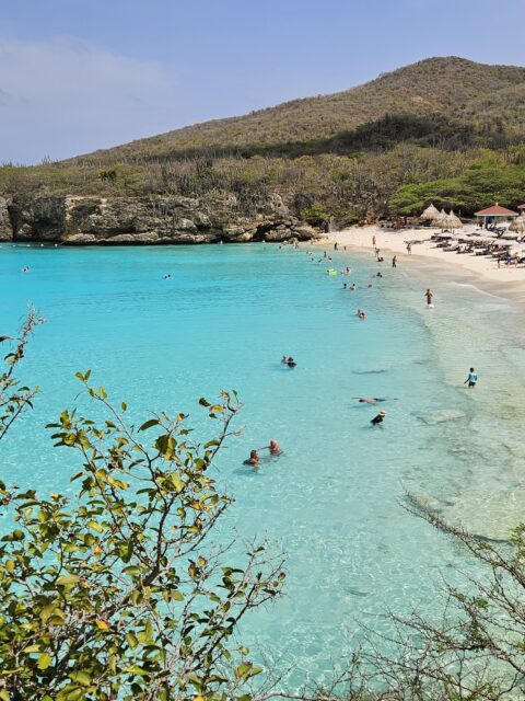 Vista aérea de uma praia de Curaçao com penhascos e água turquesa transparente