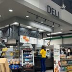 Balcão de deli de uma loja do Publix em Orlando, com letreiro Subs, Wraps, Salads