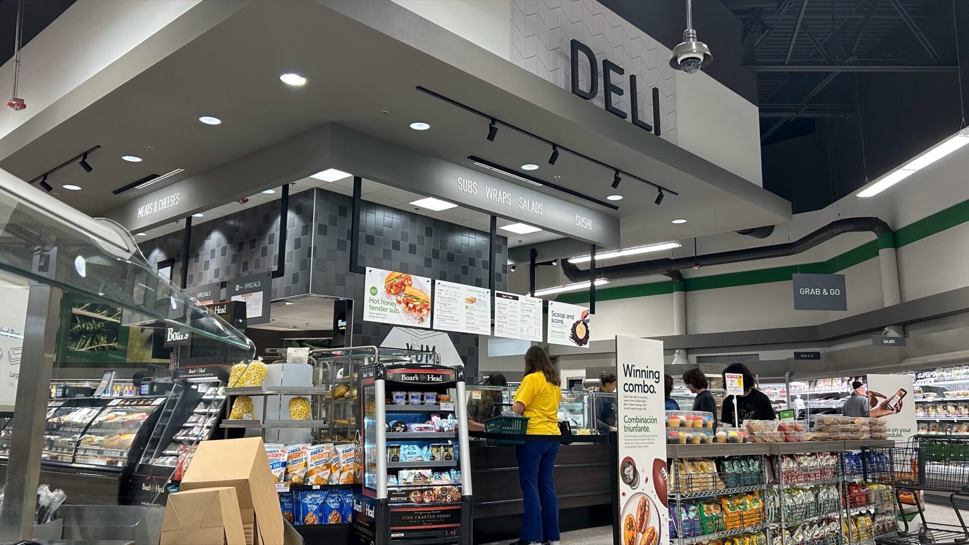 Balcão de deli de uma loja do Publix em Orlando, com letreiro Subs, Wraps, Salads