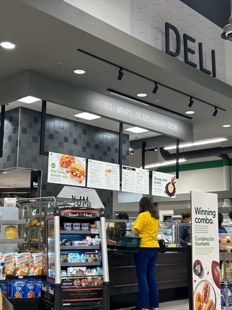 Balcão de deli de uma loja do Publix em Orlando, com letreiro Subs, Wraps, Salads