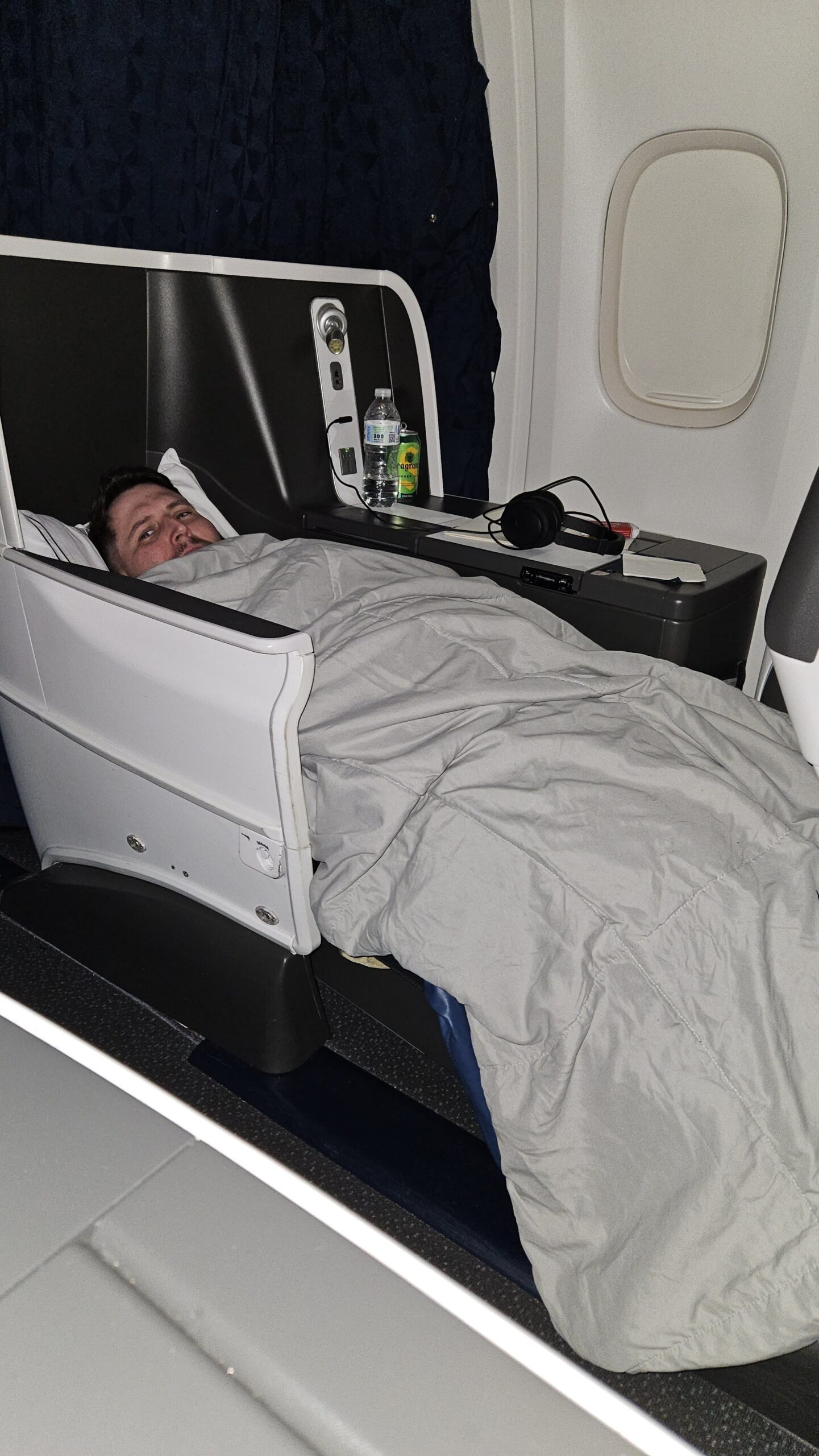 Eu já deitado na executiva da Delta rumo a Nova York, em 2023: a nossa primeira emissão pela tabela fixa