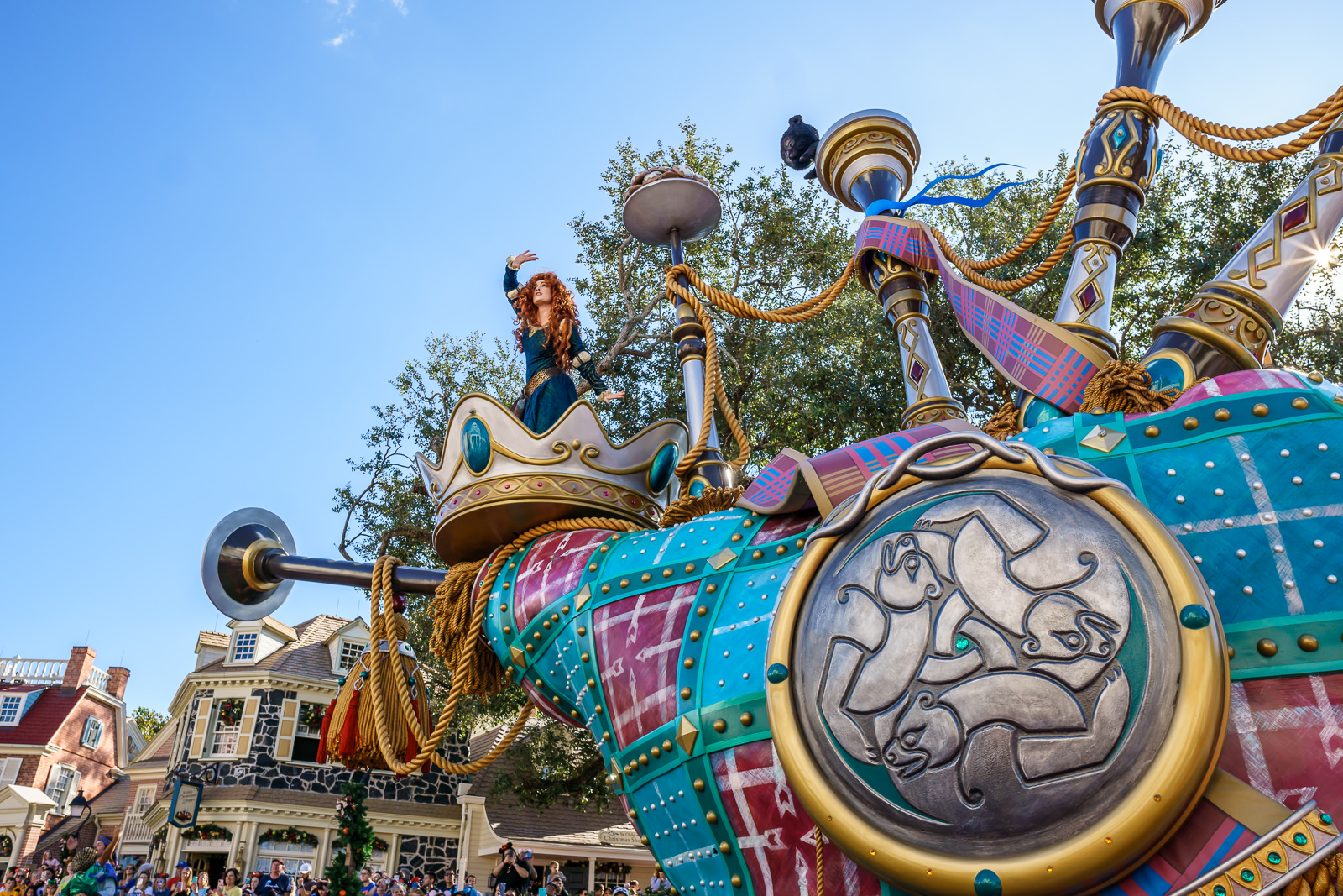 Desfile com a personagem Merida, de Valente, passando pelo Magic Kingdom