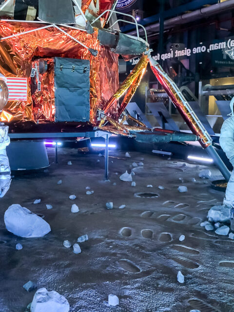 Réplica do módulo lunar Apollo com bandeira dos Estados Unidos na exposição do Kennedy Space Center