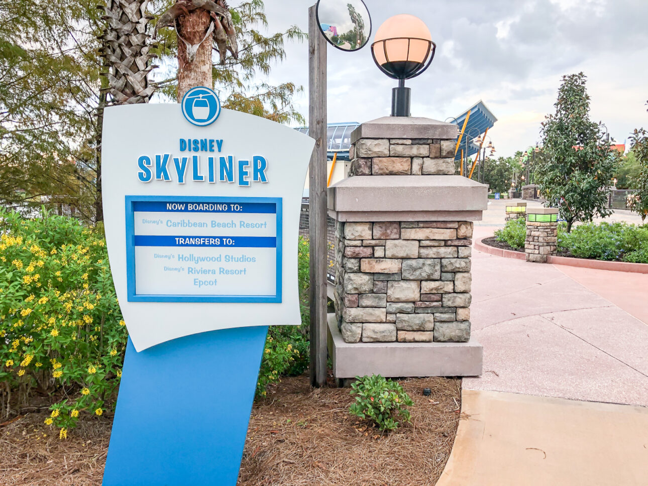Totem de sinalização do Disney Skyliner indicando estações de embarque em Orlando