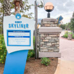 Totem de sinalização do Disney Skyliner indicando estações de embarque em Orlando
