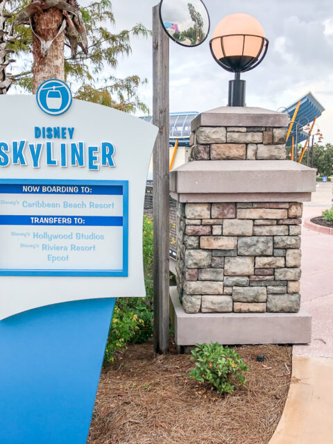 Totem de sinalização do Disney Skyliner indicando estações de embarque em Orlando