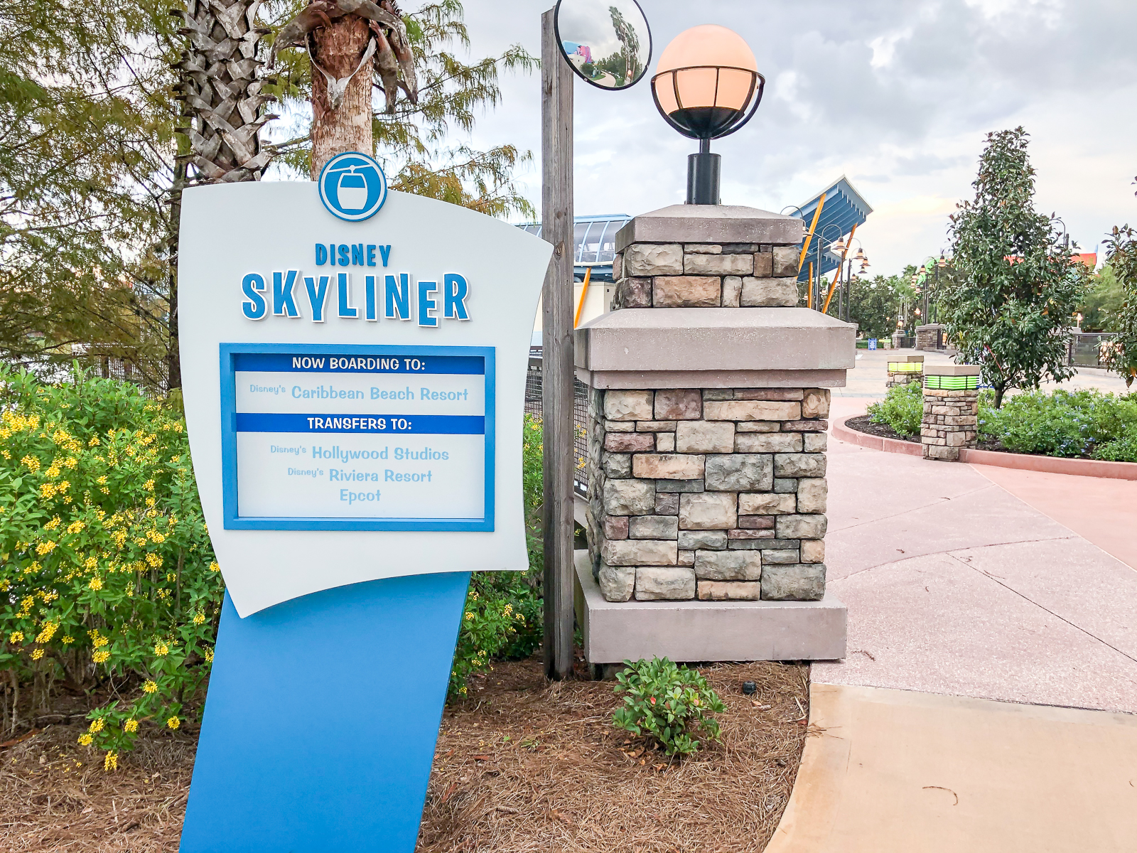 Totem de sinalização do Disney Skyliner indicando estações de embarque em Orlando