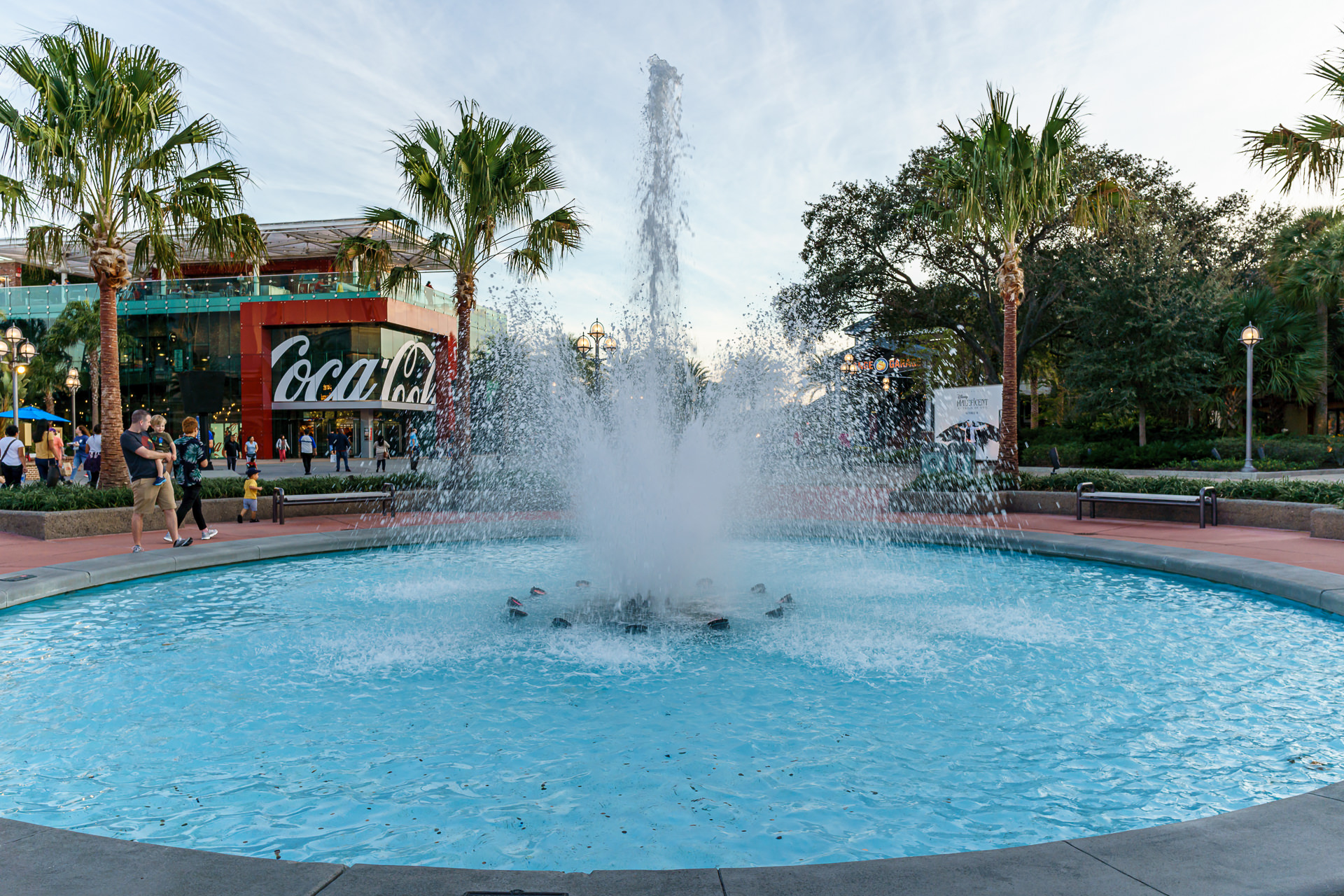 Fonte na praça central do Disney Springs, em Orlando, área de lojas e restaurantes fora dos parques
