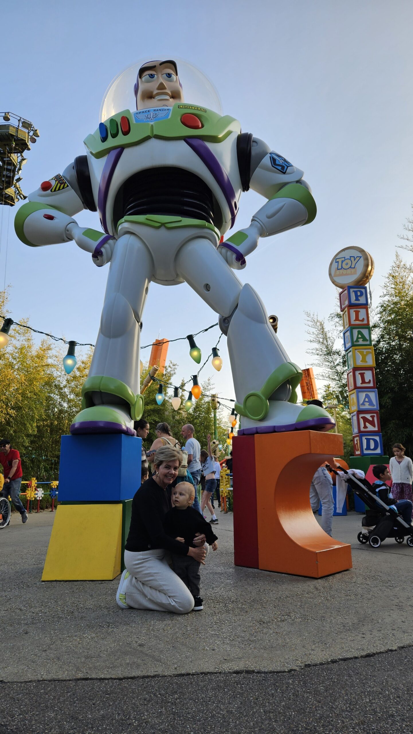 Família em frente à estátua do Buzz Lightyear na Disneyland Paris