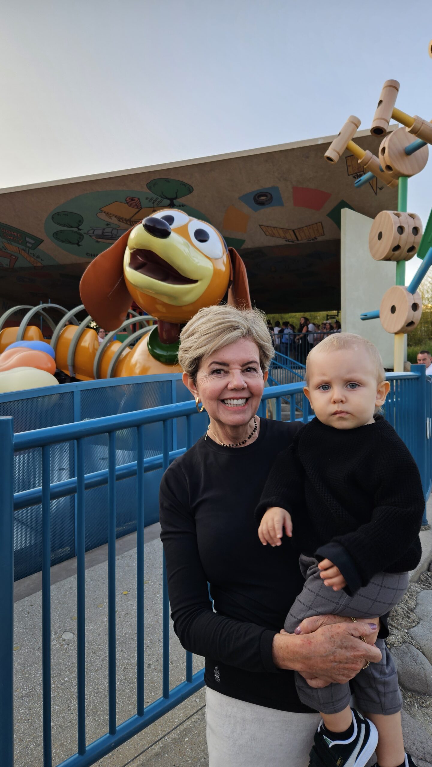 Familia posando com o personagem Woody no photo op de Toy Story no Walt Disney Studios Park