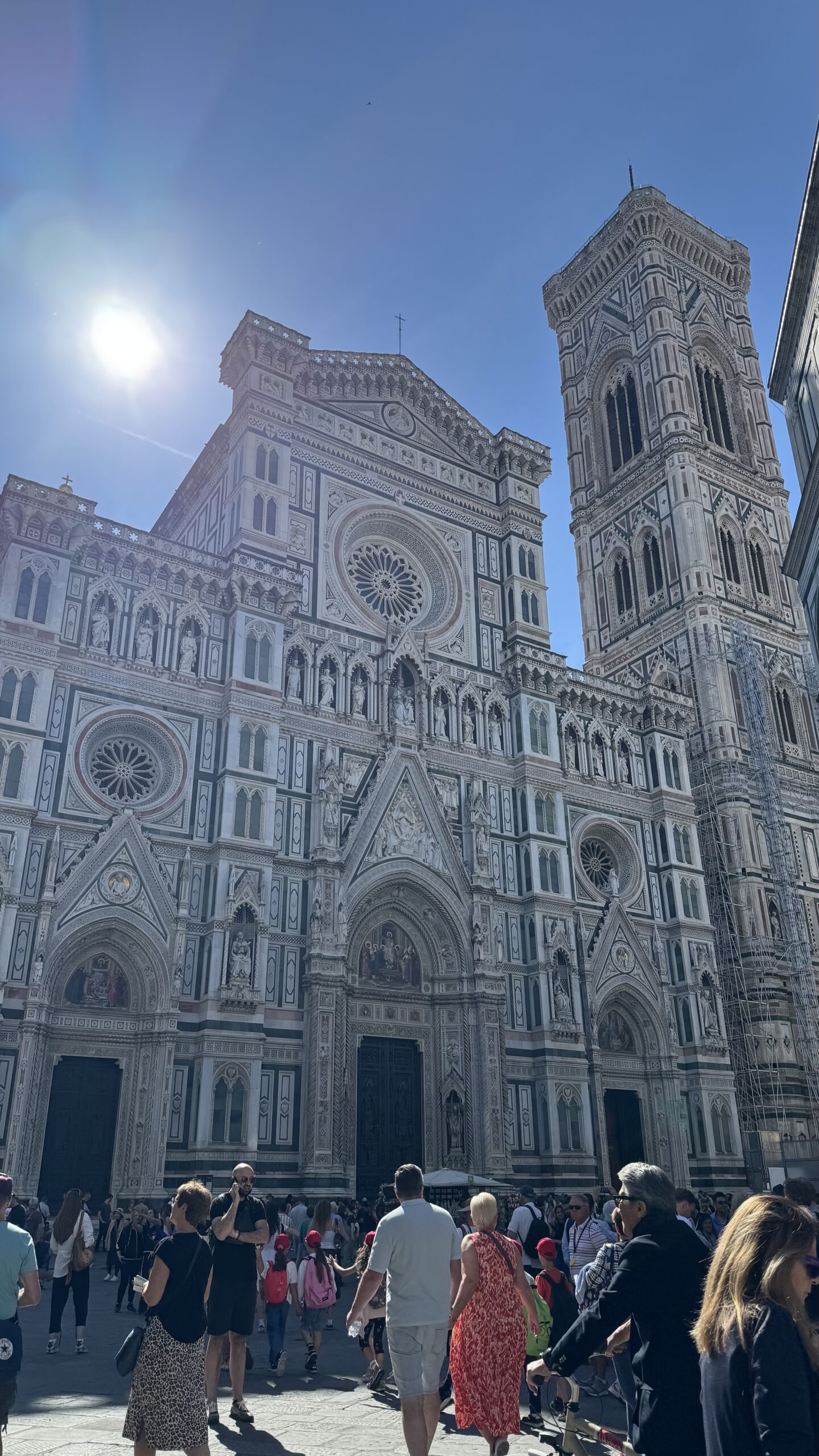 Fachada da Catedral de Santa Maria del Fiore com o Duomo e o Campanile de Giotto ao fundo, em Florença