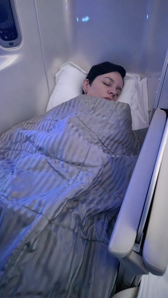 Passageira dormindo na poltrona da executiva do A380 da Emirates totalmente reclinada