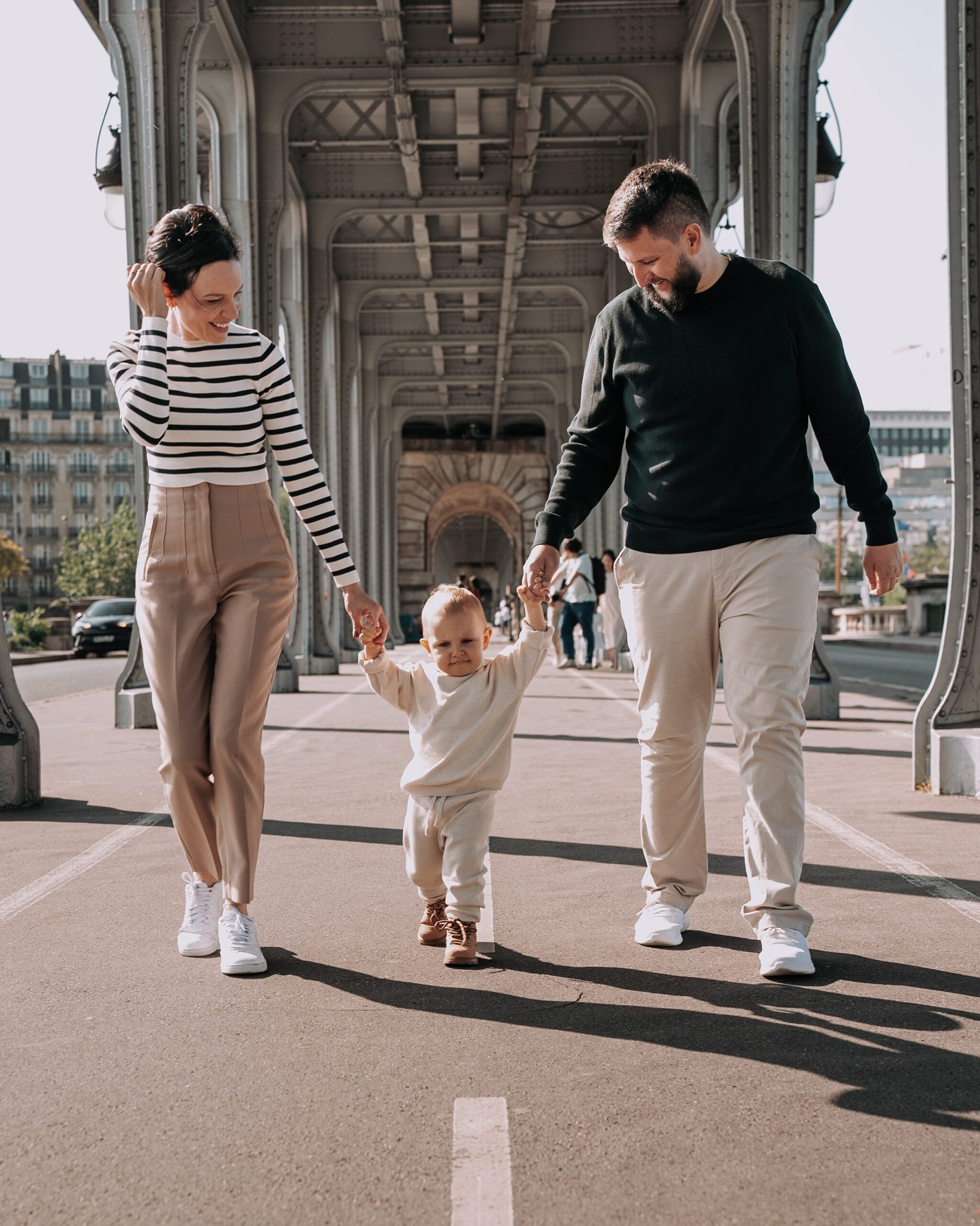 Família caminhando sob a Pont de Bir-Hakeim em Paris