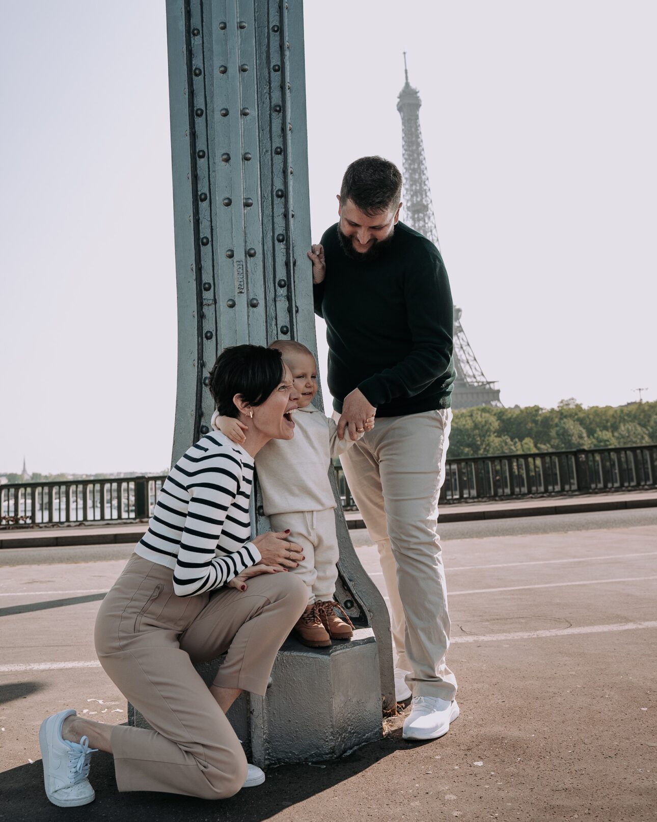 Família com a Torre Eiffel ao fundo em Paris