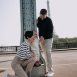 Família com a Torre Eiffel ao fundo em Paris