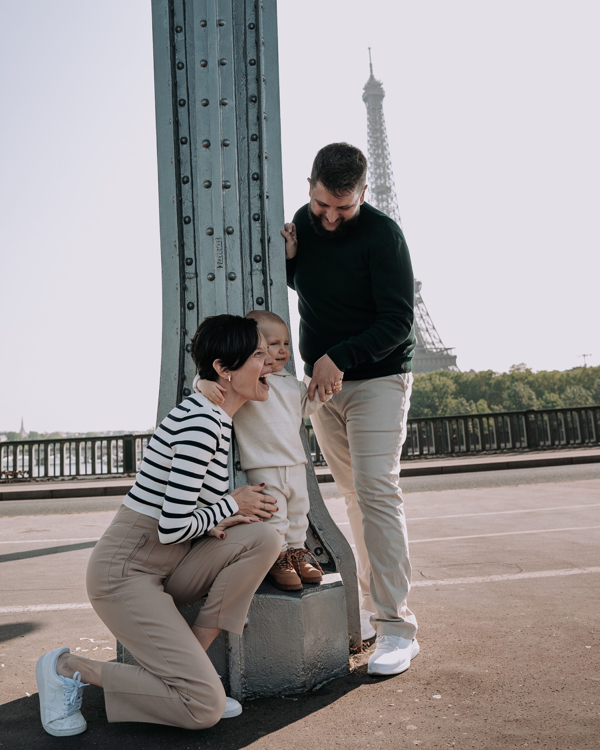Família com a Torre Eiffel ao fundo em Paris