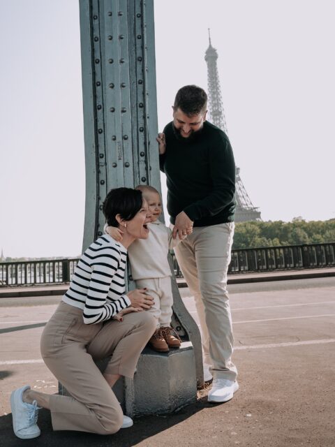 Família com a Torre Eiffel ao fundo em Paris