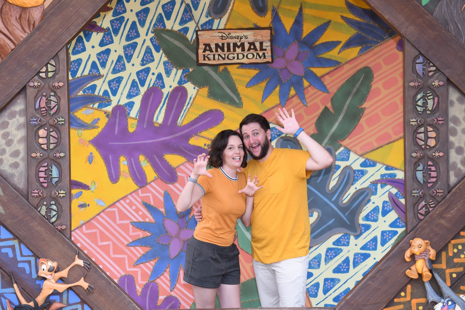 Casal posando no painel colorido de entrada do Animal Kingdom em Orlando
