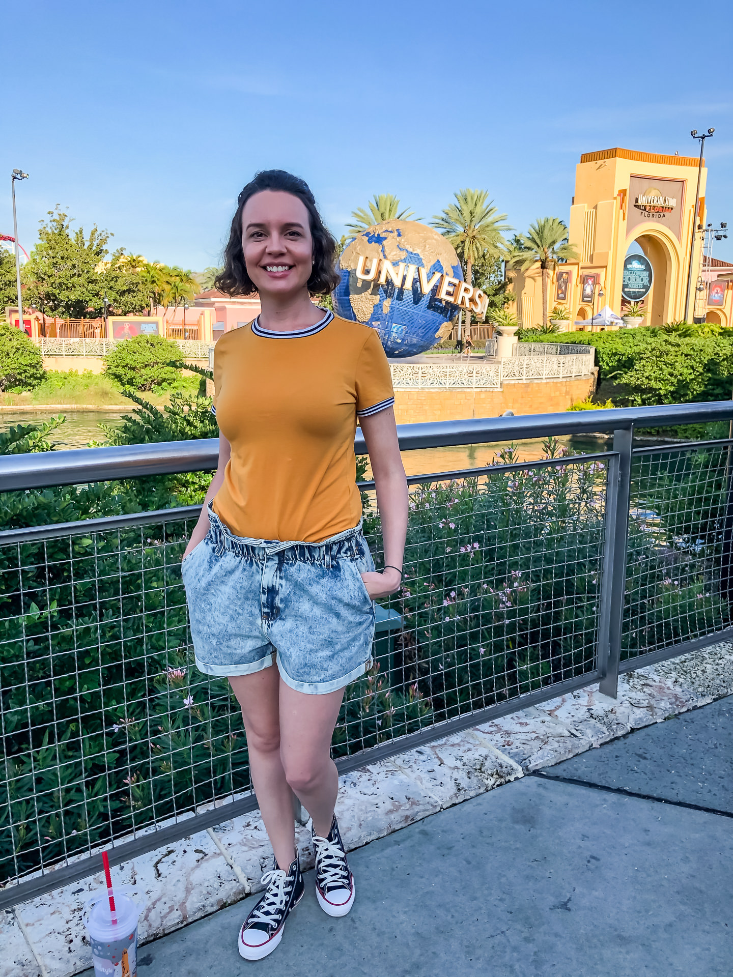 Entrada do Universal Studios Florida, com o globo icônico do parque ao fundo