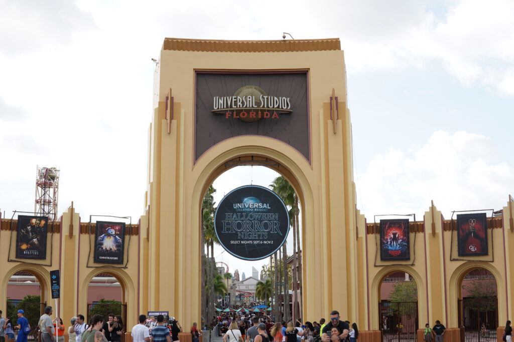 Entrada do Universal Studios Florida decorada para o Halloween Horror Nights