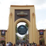 Entrada do Universal Studios Florida decorada para o Halloween Horror Nights