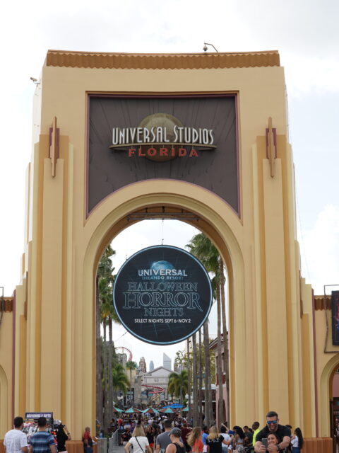 Entrada do Universal Studios Florida decorada para o Halloween Horror Nights