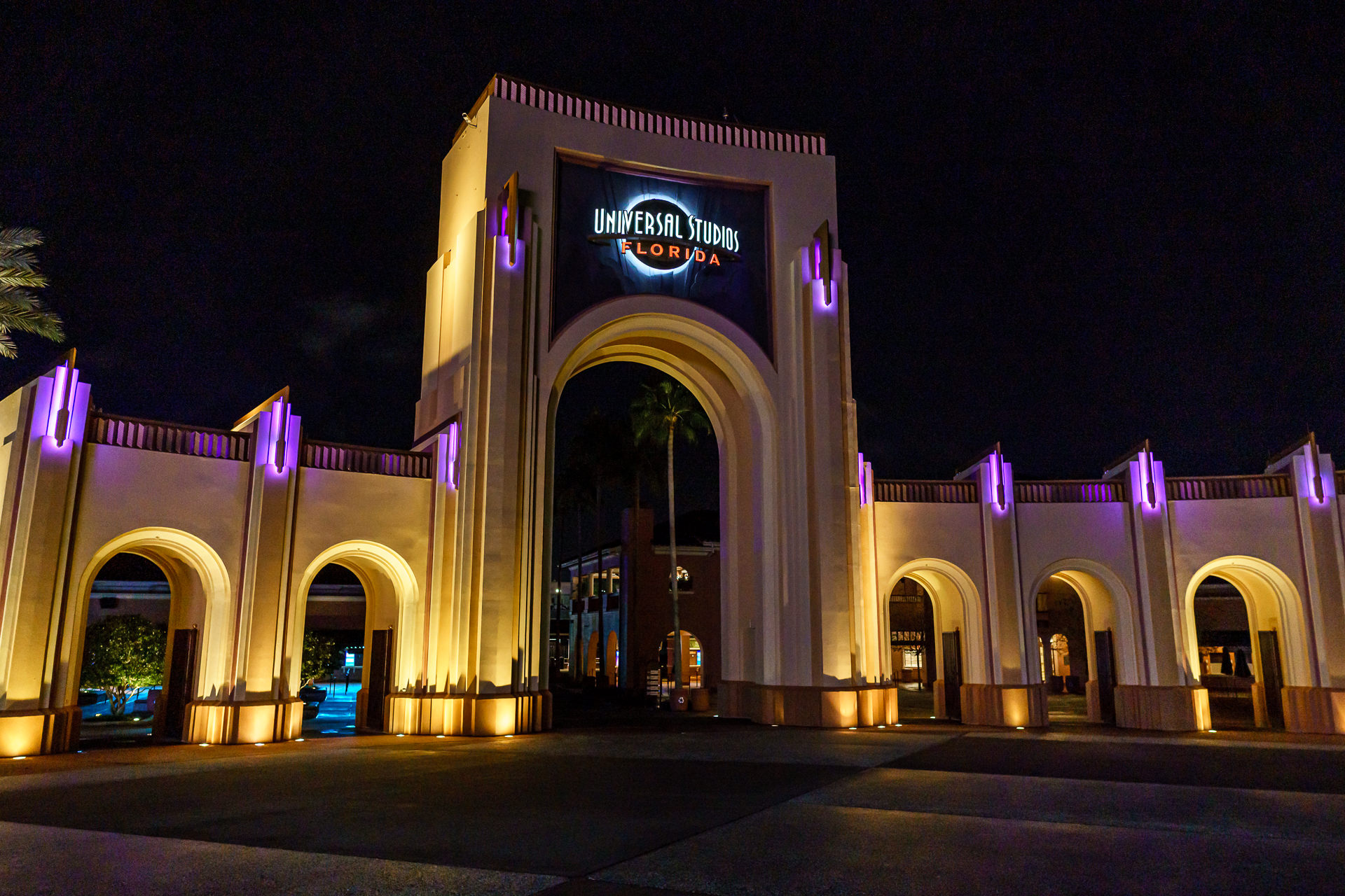 Entrada do Universal Studios Florida iluminada a noite