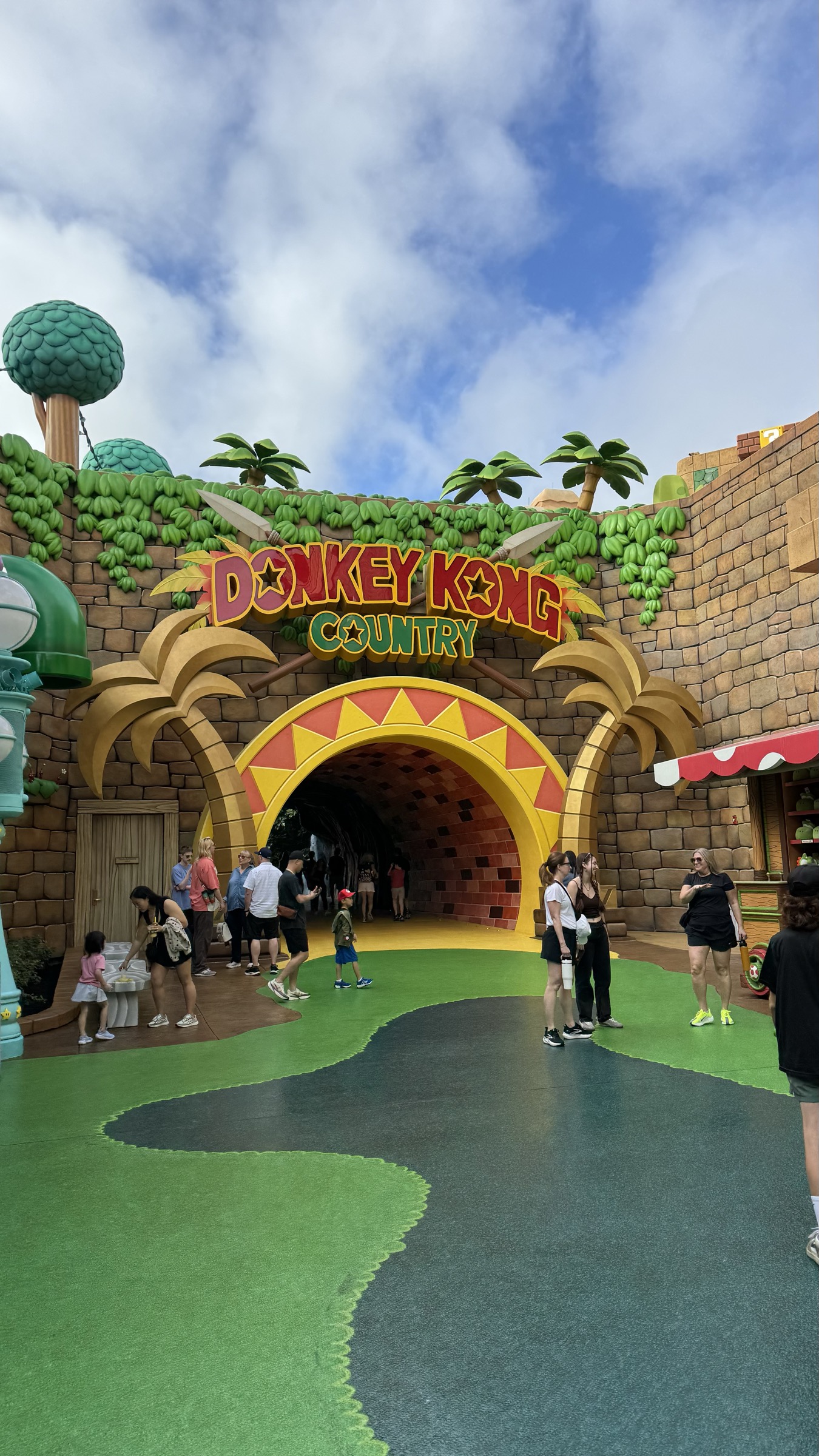 Entrada tematica do Donkey Kong Country no Epic Universe, com o letreiro e o tunel de pedra