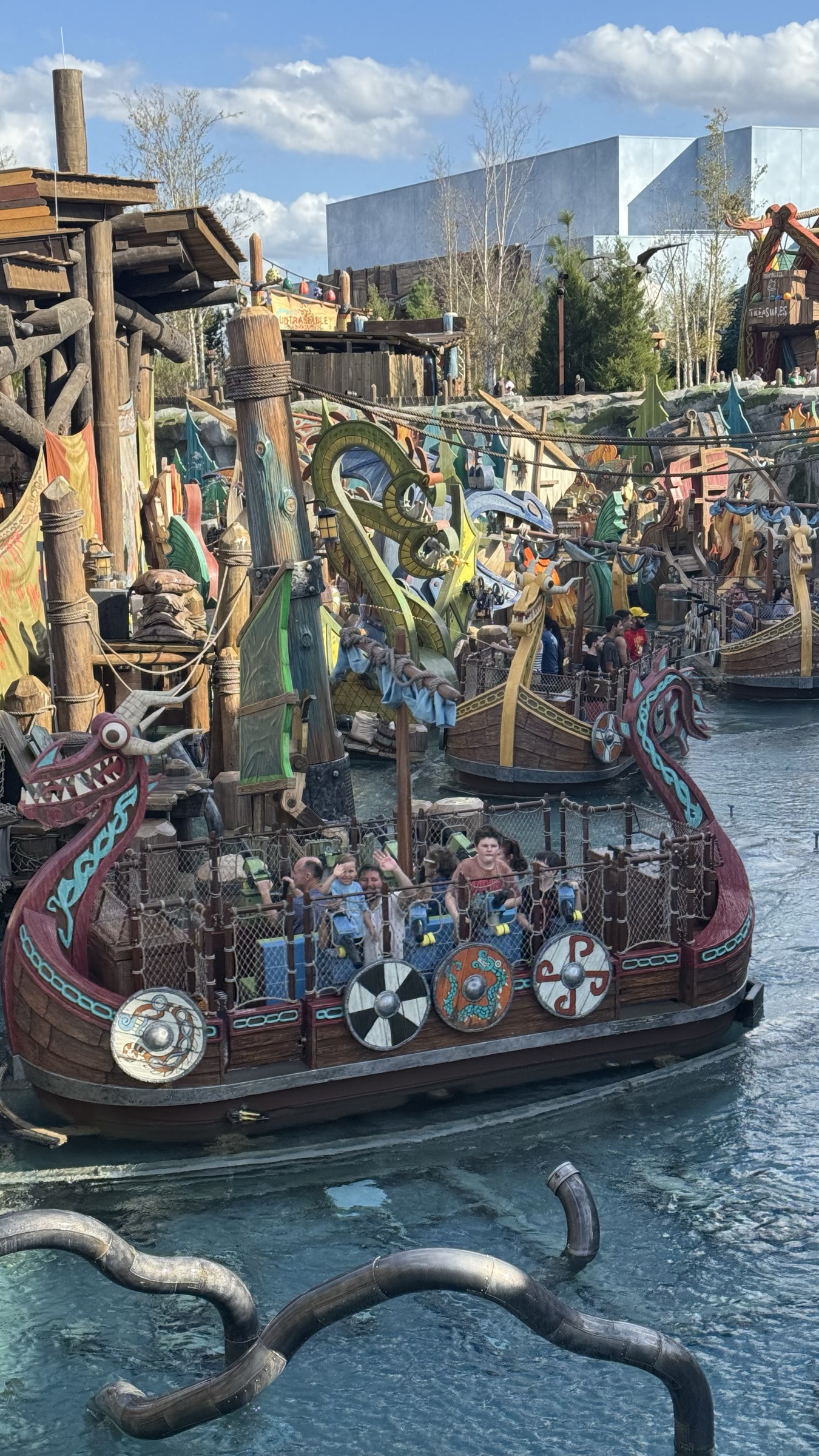 Barco viking da atracao Fyre Drill navegando entre os canos de agua na Isle of Berk do Epic Universe