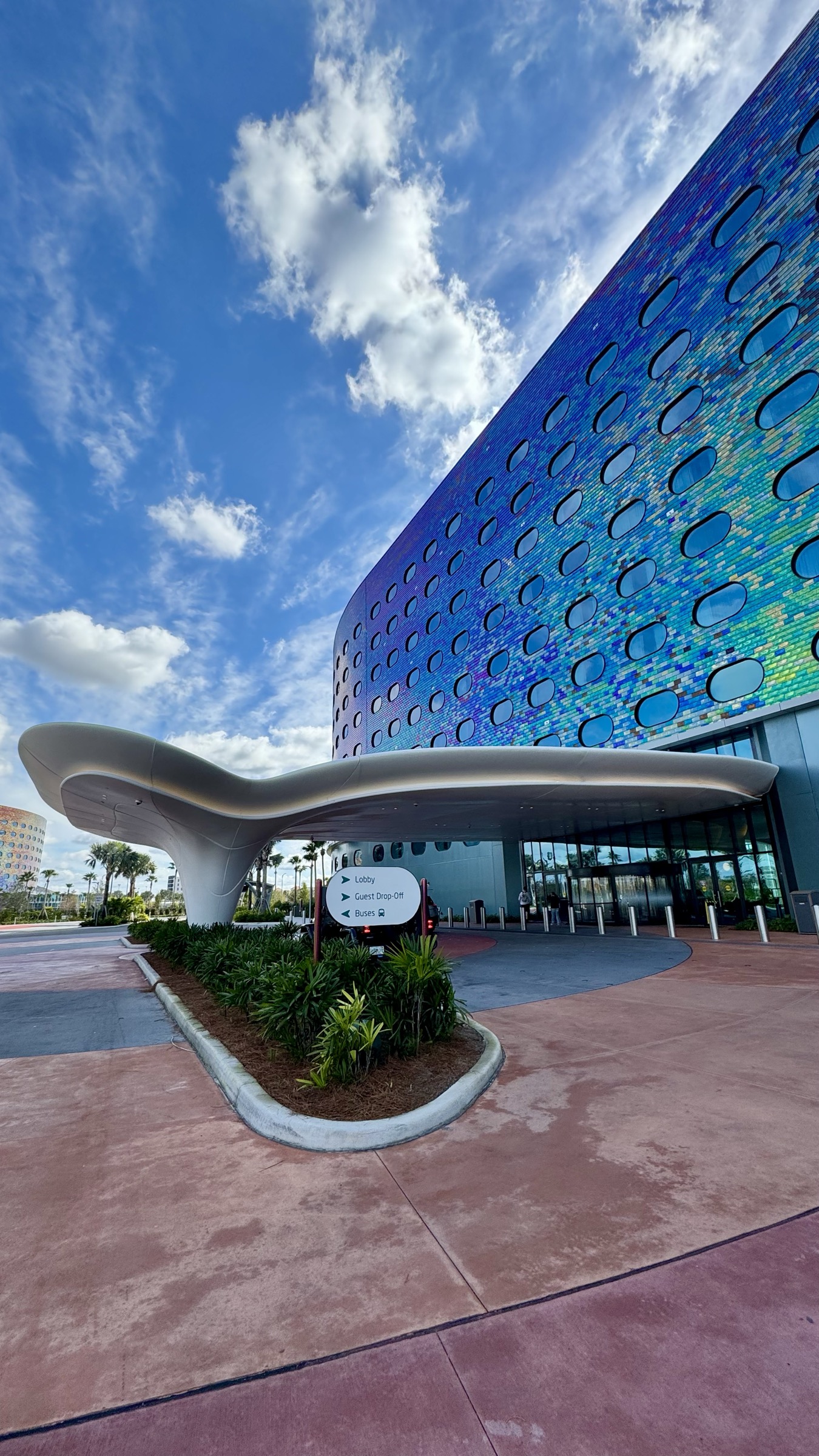 Entrada do Universal Terra Luna Resort com sua fachada iridescente, hotel oficial do Epic Universe