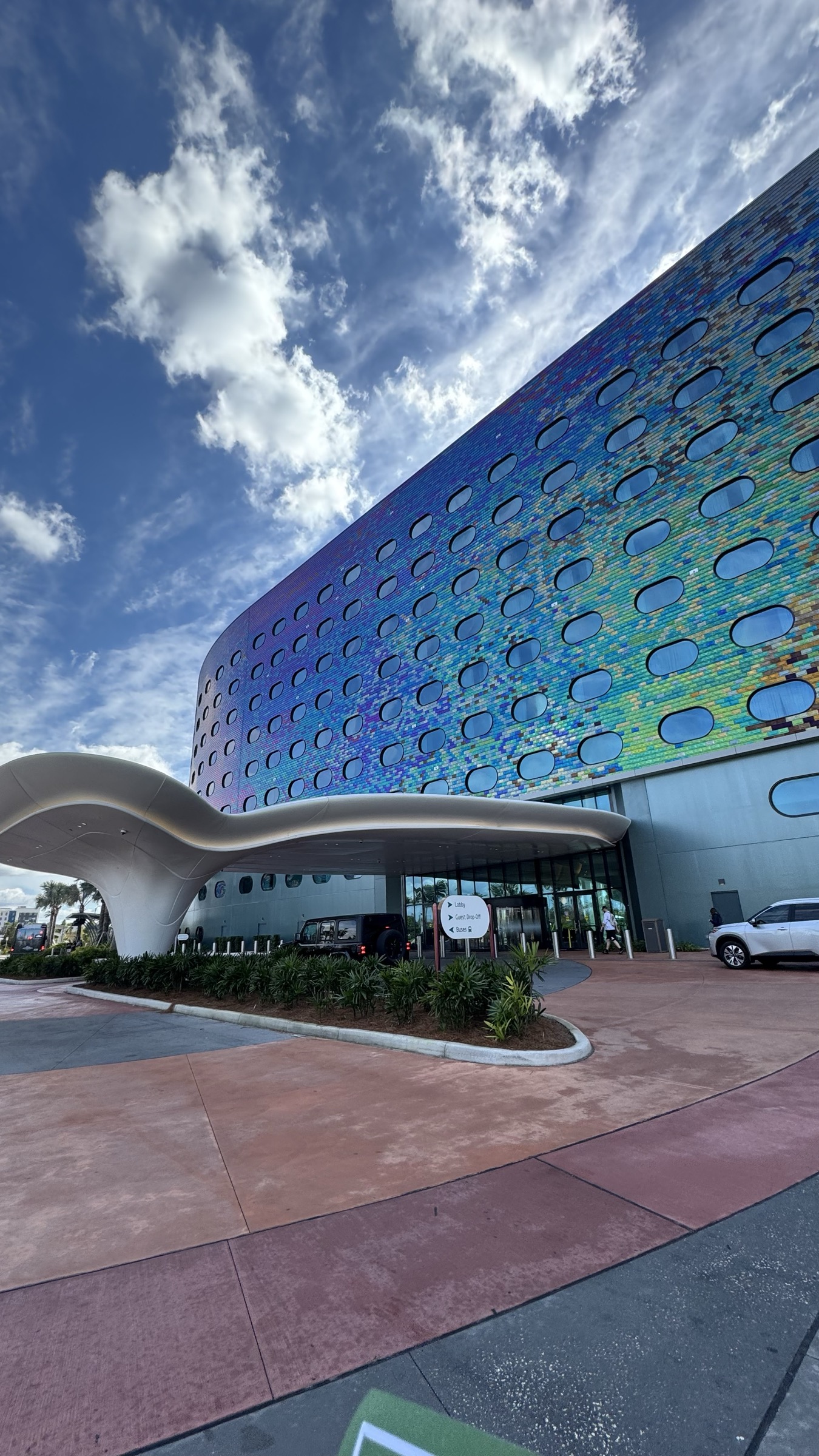 Fachada do Universal Terra Luna Resort, hotel oficial usado como base para o acesso antecipado ao Epic Universe