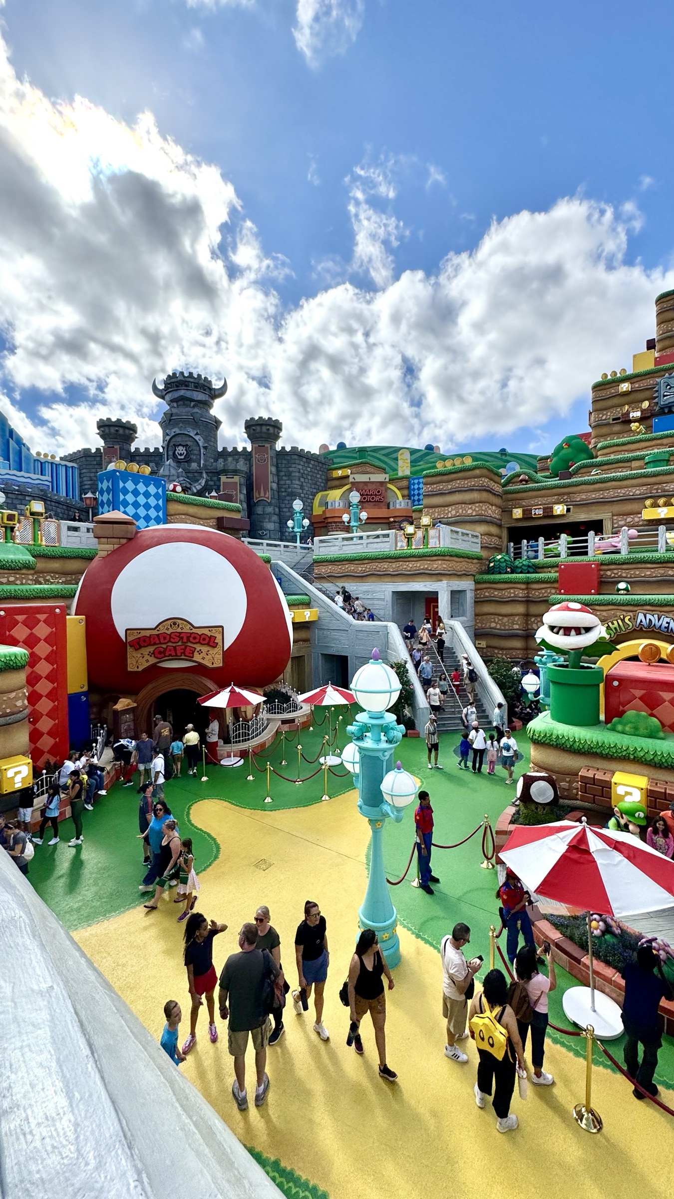 Vista elevada da praca do Super Nintendo World no Epic Universe, com o castelo do Bowser ao fundo