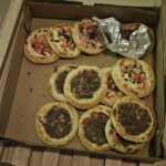 Caixa de esfihas abertas de delivery em Fernando de Noronha
