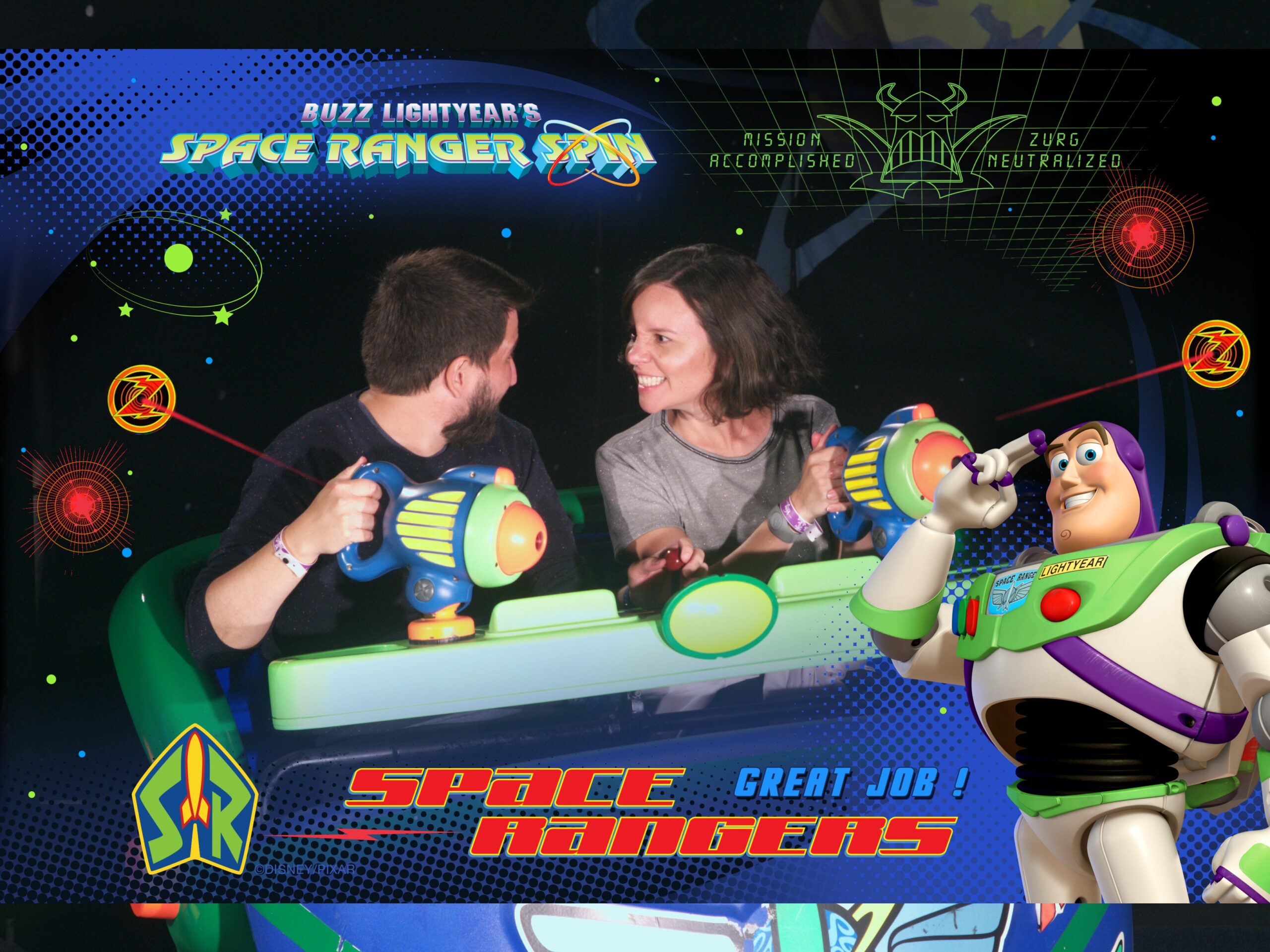 Foto automática do Memory Maker na atração Space Ranger Spin do Magic Kingdom, com casal sorrindo durante o brinquedo