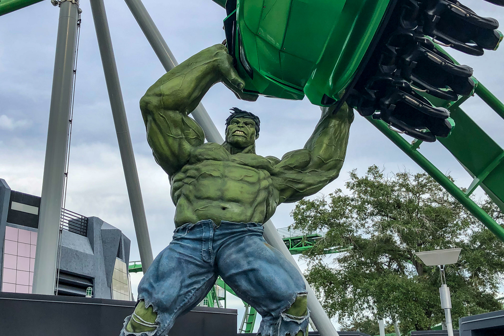 Estatua do Hulk erguendo vagao verde da montanha-russa radical na Universal Islands of Adventure
