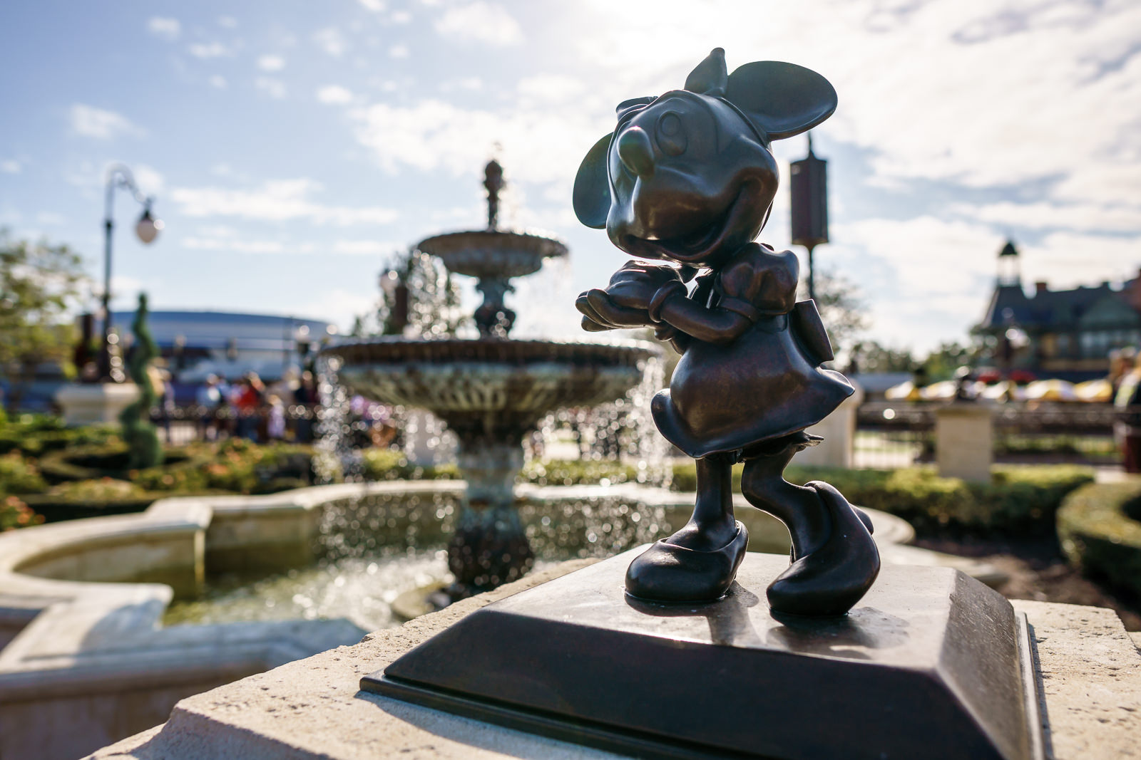 Estátua da Minnie próxima à fonte de entrada do Magic Kingdom