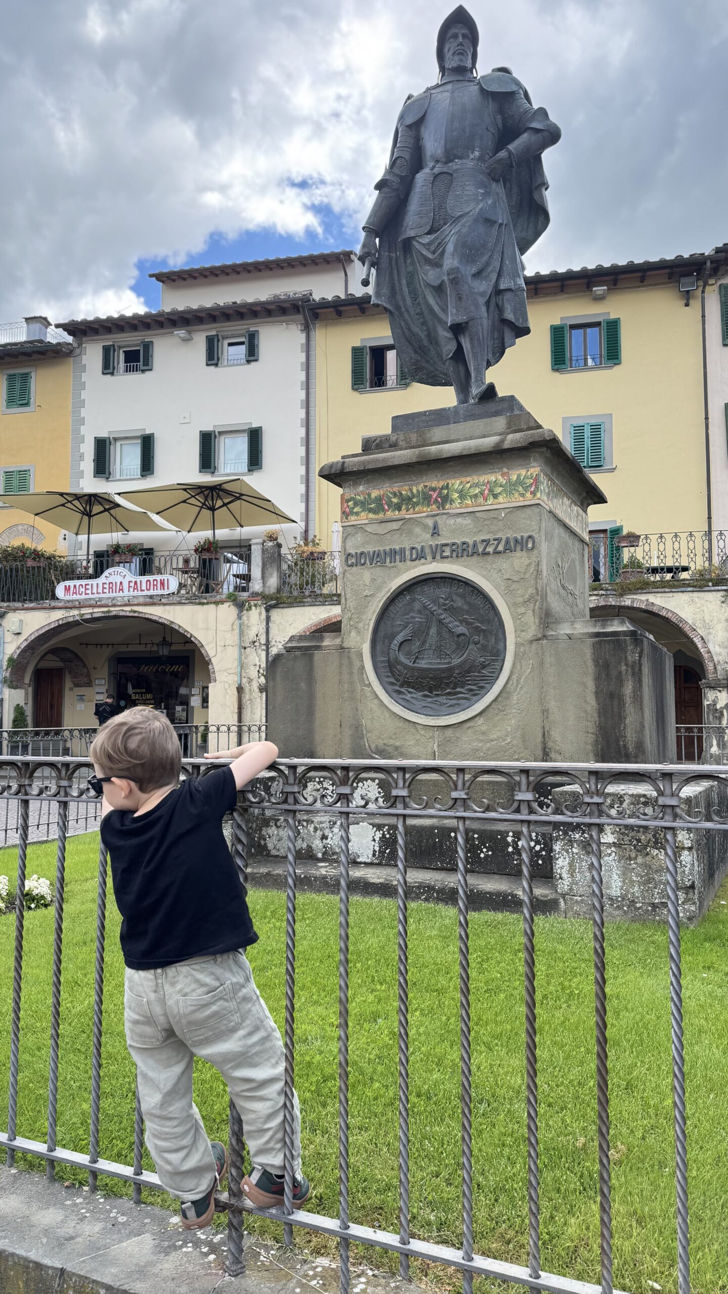 Estátua de Giovanni da Verrazzano na Piazza Matteotti, com a fachada da Macelleria Falorni ao fundo