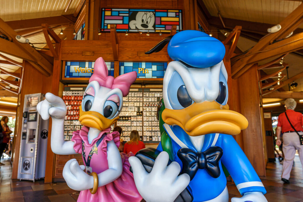 Estátuas do Pato Donald e da Margarida em uma loja do Disney Springs, distrito onde fica o teatro do Cirque du Soleil