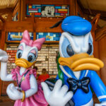 Estátuas do Pato Donald e da Margarida em uma loja do Disney Springs, distrito onde fica o teatro do Cirque du Soleil