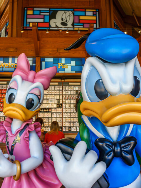 Estátuas do Pato Donald e da Margarida em uma loja do Disney Springs, distrito onde fica o teatro do Cirque du Soleil