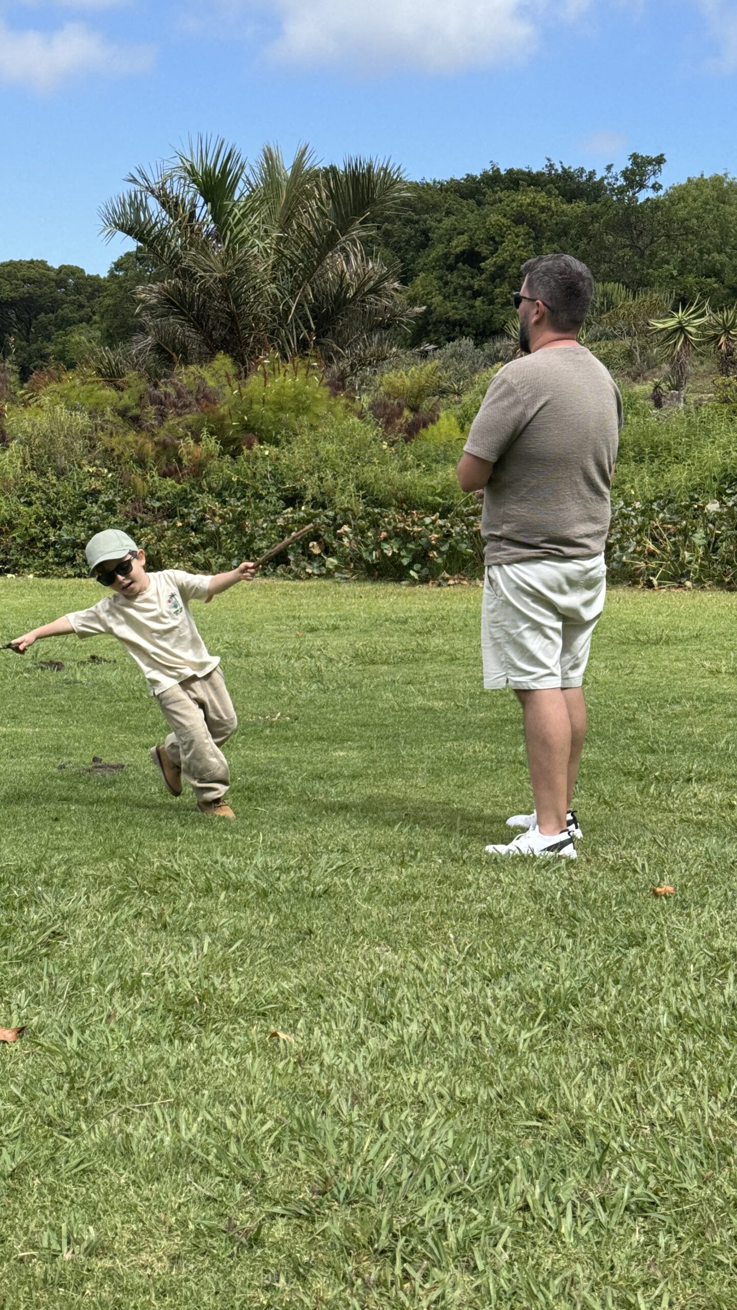 Samuel brincando com o estilingue de madeira em Stellenbosch
