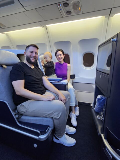 Família com Samuel bebê na cabine executiva da Air France de Fortaleza a Paris