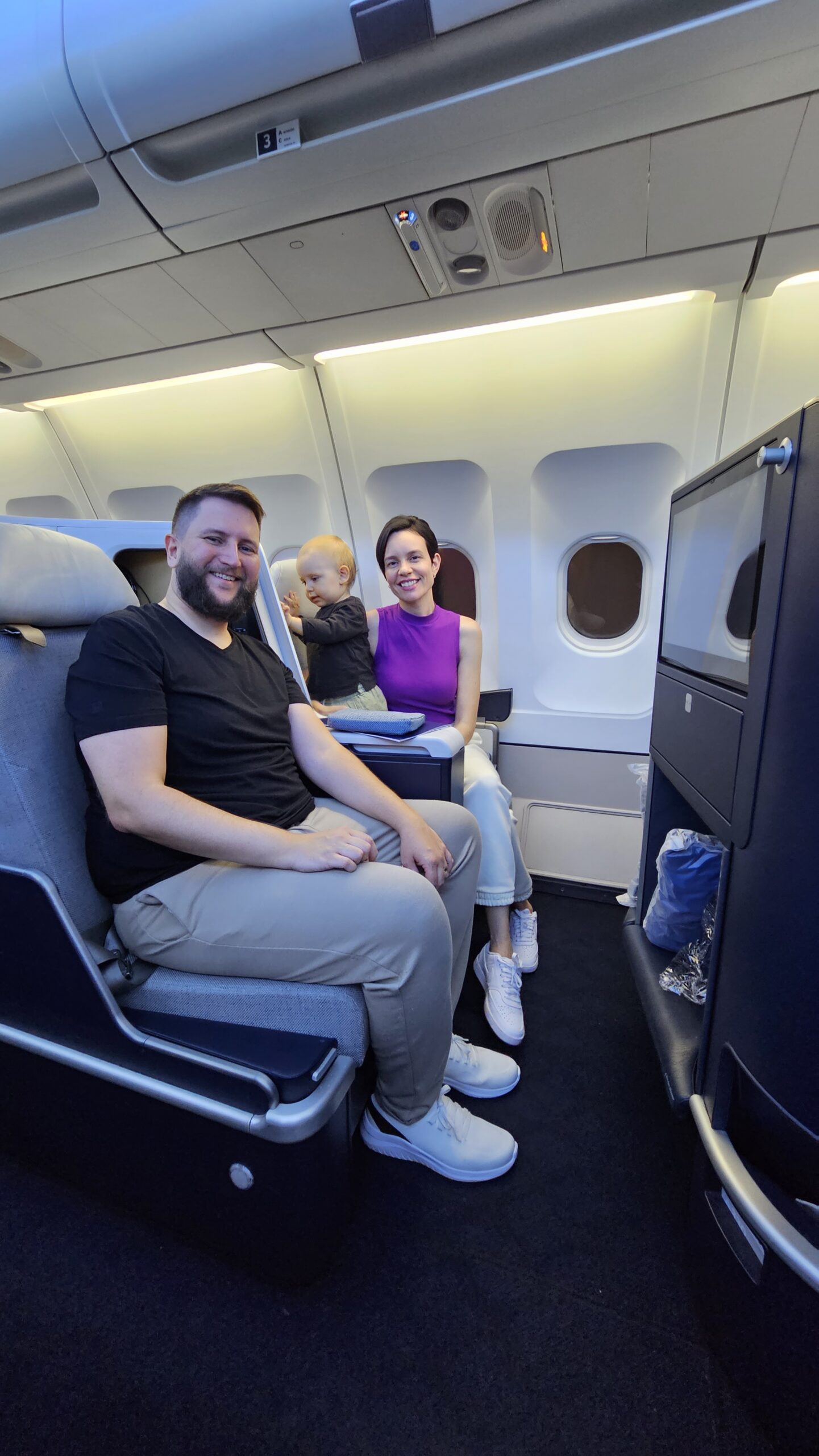Família com Samuel bebê na cabine executiva da Air France de Fortaleza a Paris