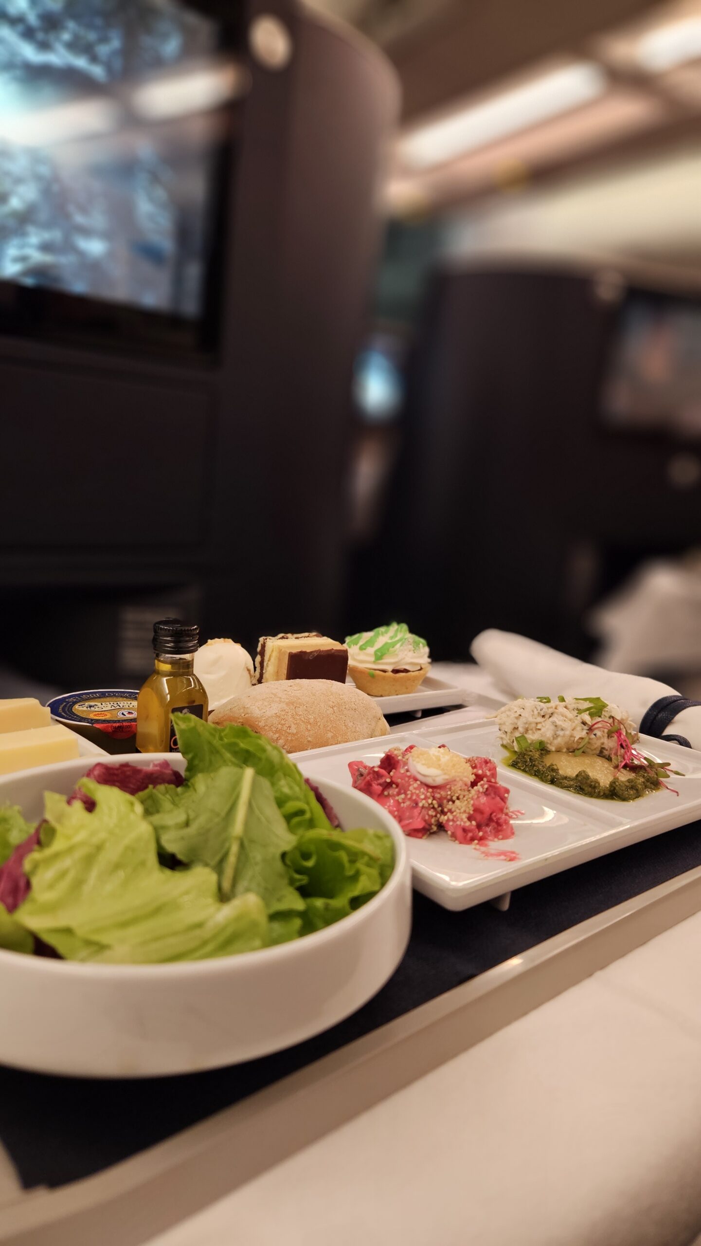 Bandeja de entrada da refeição executiva da Air France com queijos e salada