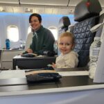 Samuel e a mãe na cabine executiva da Delta rumo a Nova York