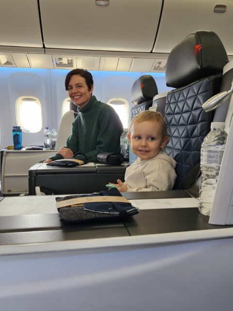 Samuel e a mãe na cabine executiva da Delta rumo a Nova York