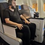 Rudi na cabine executiva da KLM com portas individuais na poltrona