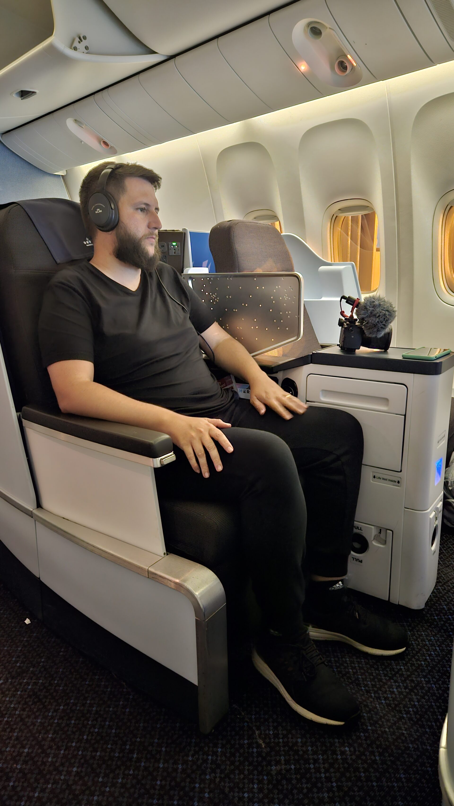 Rudi na cabine executiva da KLM com portas individuais na poltrona