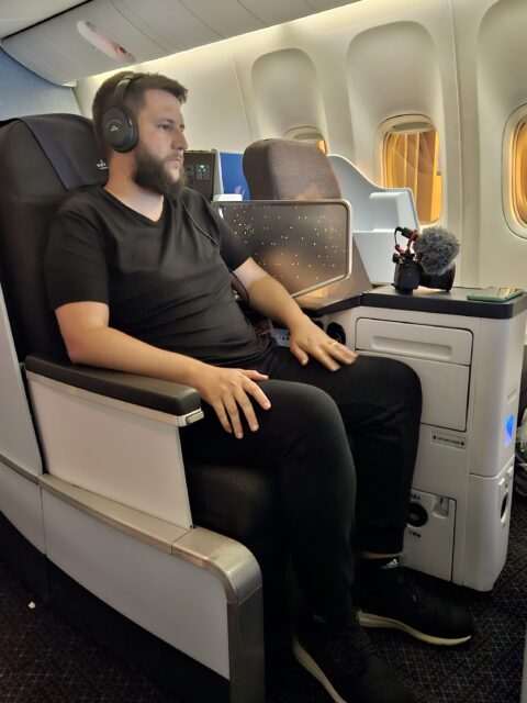 Rudi na cabine executiva da KLM com portas individuais na poltrona