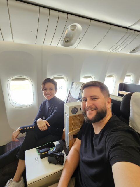Casal na cabine executiva da Swiss rumo a Buenos Aires